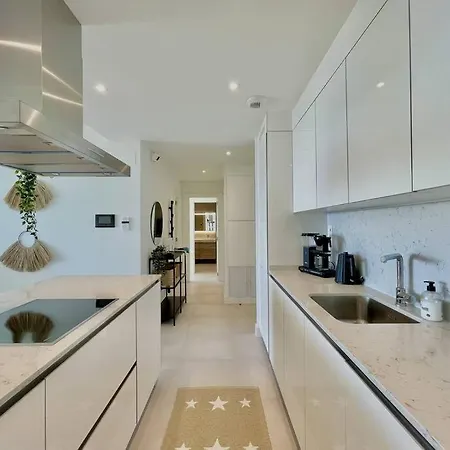 Santa Barbara Heights - Heated Pool, Gym, Bbq. Apartment