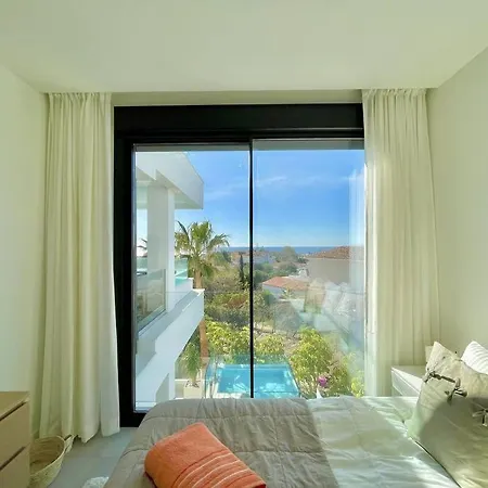 Apartment Santa Barbara Heights - Heated Pool, Gym, Bbq.