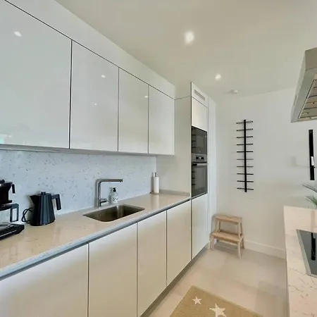 Santa Barbara Heights - Heated Pool, Gym, Bbq. Apartment