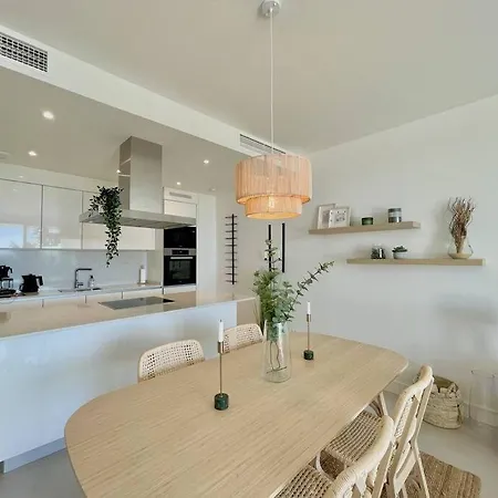 Apartment Santa Barbara Heights - Heated Pool, Gym, Bbq. *