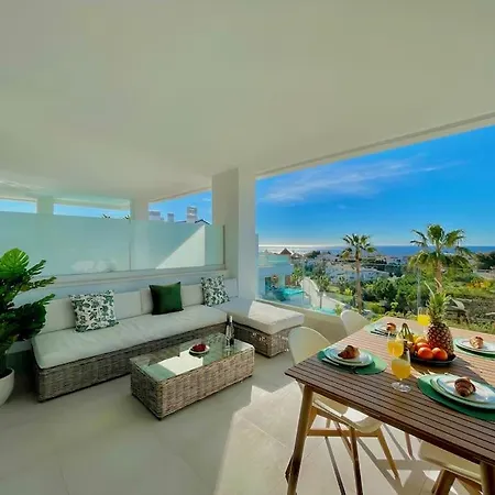 Apartment Santa Barbara Heights - Heated Pool, Gym, Bbq. Malaga