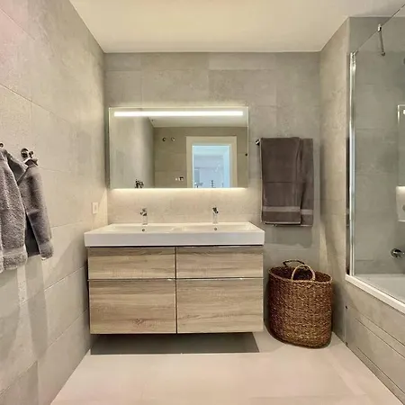Santa Barbara Heights - Heated Pool, Gym, Bbq. Apartment